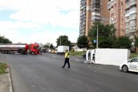 В Харькове столкнулись микроавтобус и грузовик с кислотой