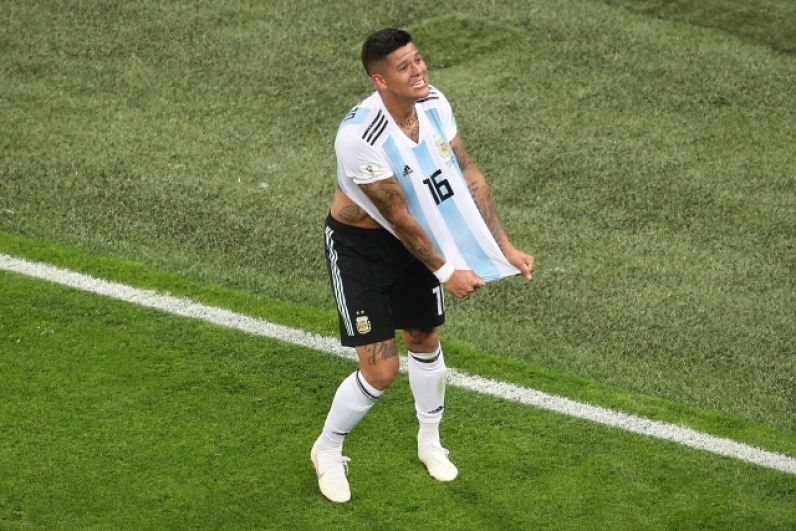 Аргентинец Маркос Рохо, забивая, демонстрирует трибунам номер на футболке.