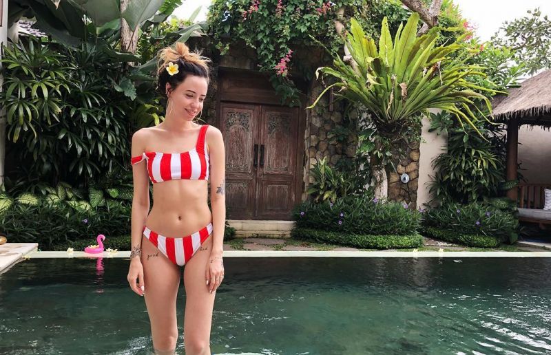 Надя Дорофеева сейчас отдыхает на Бали. Звезда выбрала полосатый пляжный наряд. 