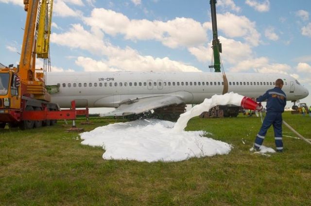 В аэропорту «Киев» убрали самолет, который пролежал три недели у обочины