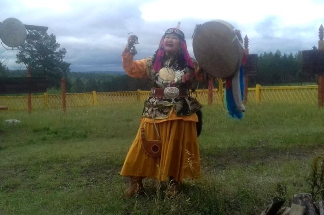Перед началом мероприятий на Барисане по пути в посёлок Усть-Ордынский провели шаманский обряд благословения.