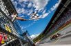 Нидерландский автогонщик Макс Ферстаппен пересекает финишную черту в гонке Формулы-1, Шпильберг, Австрия. 