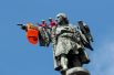 Активисты испанской благотворительной организации Proactiva Open Arms повесили на статую Христофора Колумба спасательный жилет после того, как корабль с мигрантами прибыл в порт Барселоны, Испания.