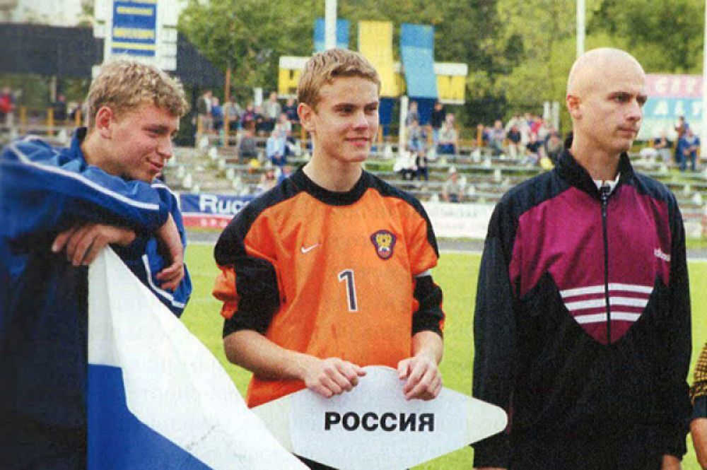 Игорь Акинфеев. В четырехлетнем возрасте начал заниматься в детско-юношеской школе ЦСКА. В составе юношеской команды ЦСКА в 2002 году стал чемпионом России, а после окончания заключил контракт с армейской командой.