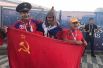 Не обходится и без "староверов" с флагами СССР, причем не только жители России приносят с собой подобную атрибутику.