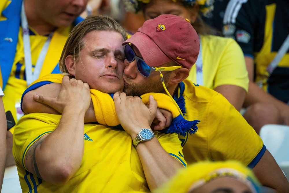 Шведские болельщики утешают друг друга.