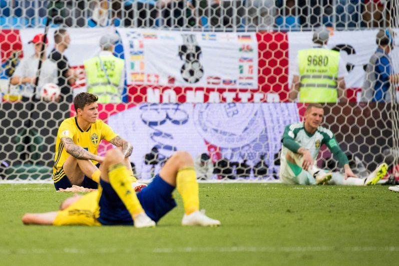 Расстроенные игроки сборной Швеции после матча. На заднем плане - голкипер Ольсен.