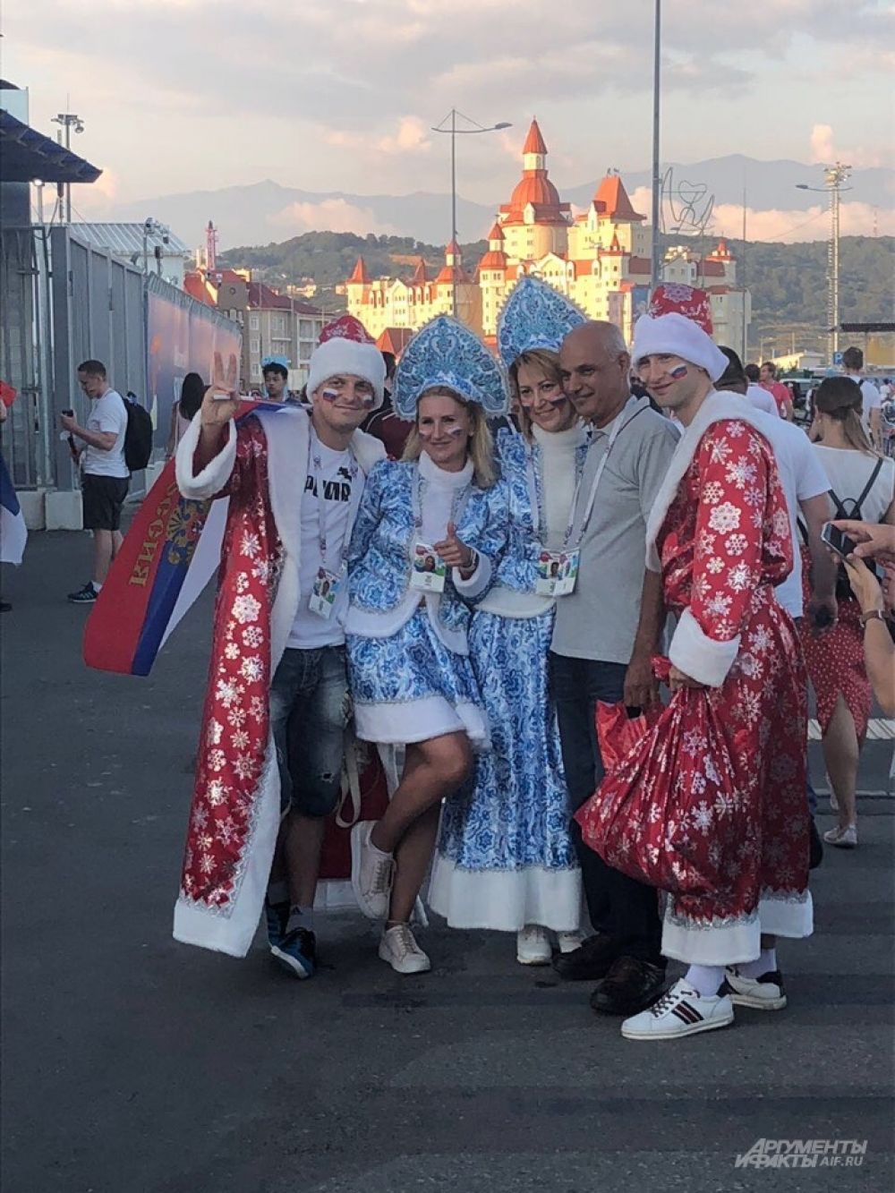 Жара в Сочи 30 градусов, но эти ребята все равно не снимают костюмы Дедов Морозов.