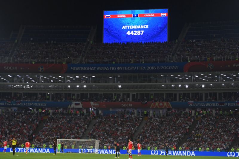 Электронное табло с информацией о количестве зрителей на матче.