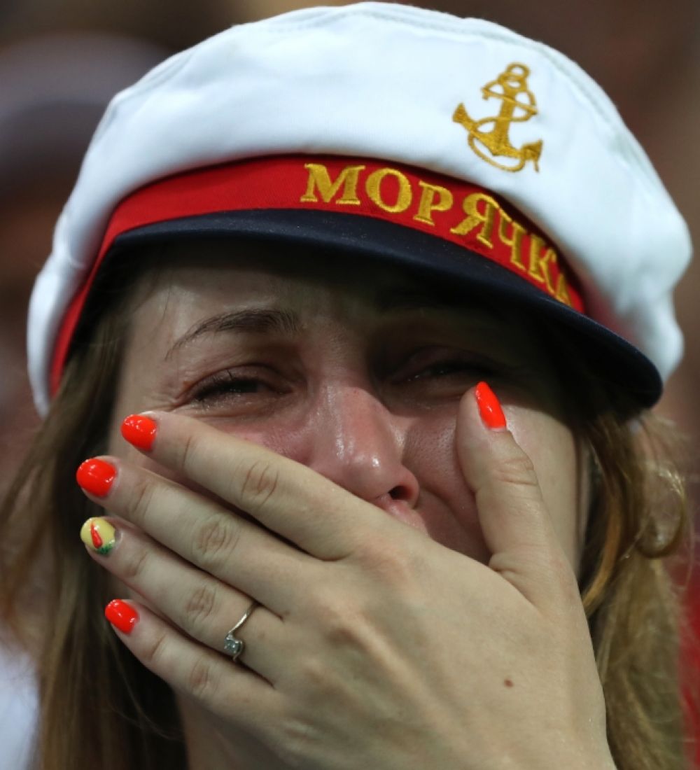 Женщины на стадионе своих слез не сдерживали.