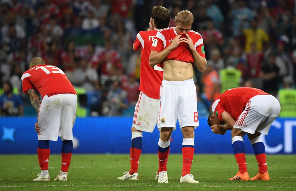 Игроки сборной России после поражения в матче 1/4 финала чемпионата мира по футболу между сборными России и Хорватии. На первом плане: Юрий Газинский.