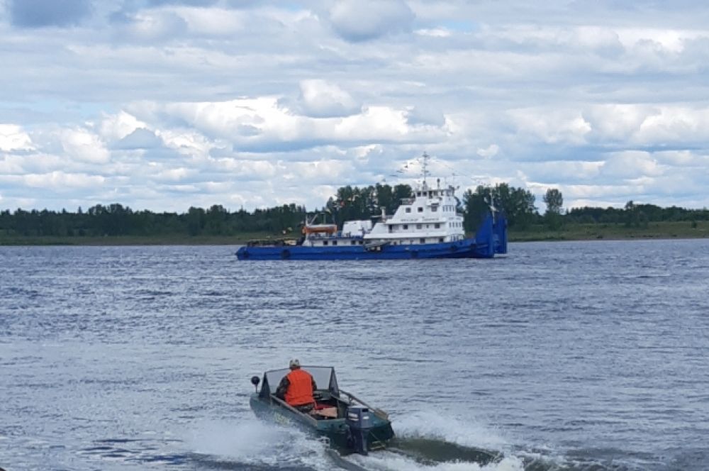 А самые смелые могли покататься по Енисею на моторной лодке!