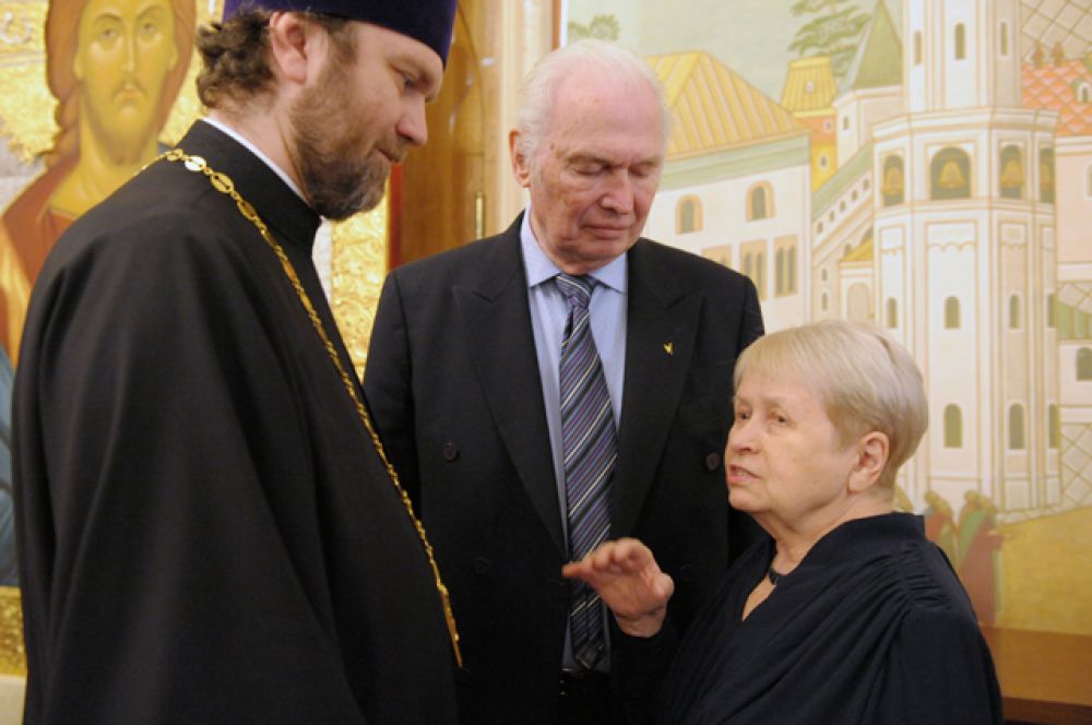 Протоиерей Андрей Милкин, председатель союза писателей России Валерий Ганичев и композитор Александра Пахмутова.