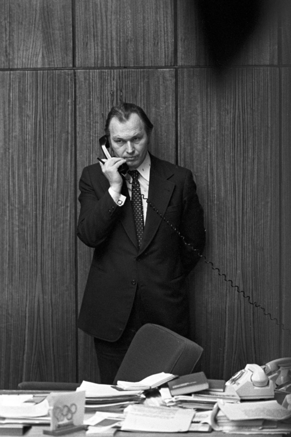 Валерий Николаевич Ганичев — главный редактор газеты «Комсомольская правда» в своем рабочем кабинете. 1980 год.