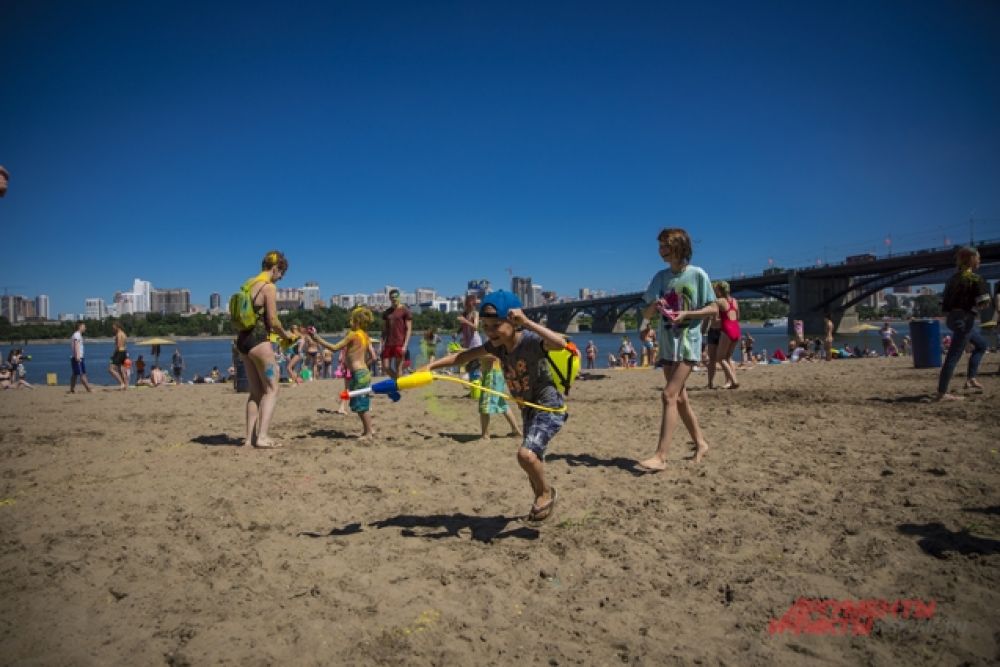 Беготня с водными пистолетами и обстрел гостей пляжа водой - любимое для детей занятие.