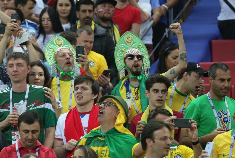 Кто сказал, что кокошник - только русский головной убор? На фото - бразильские болельщики в Казани 6 июля.