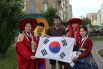 Южнокорейские болельщики шли на матч в традиционных кимоно.