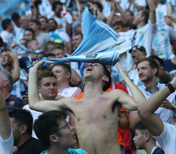 Аргентинские болельщики после того, как узнали, что Лео Месси и Ко едет домой.
