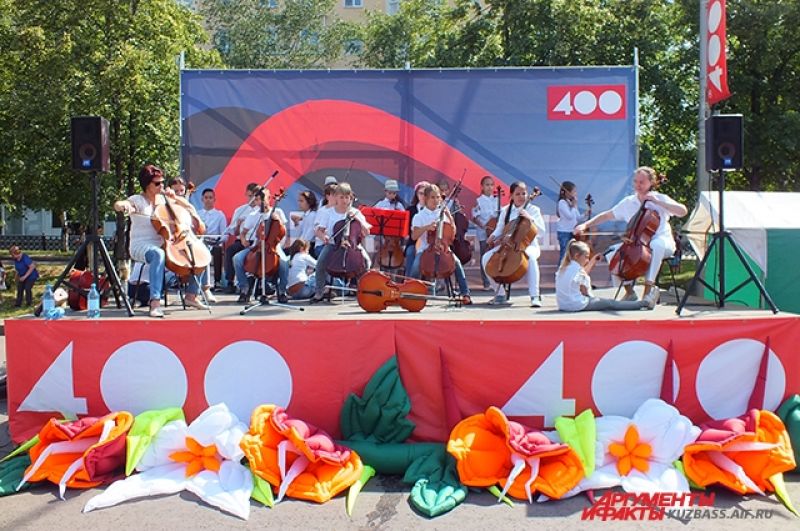 Своё творчество гостям праздника дарили ученики музыкальных школ.