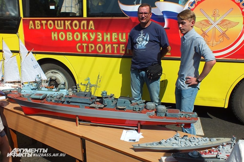 Воспитанники технического отделения Дворца творчества им. Н. К. Крупской представили на выставке действующие модели судов. Кстати, на создание одного такого «кораблика» уходит от года до трёх лет.