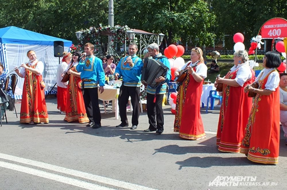 Перед гуляющей публикой выступали творческие коллективы города.