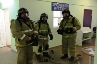 В Тарко-Сале огнеборцы эвакуировали взрослую поликлинику