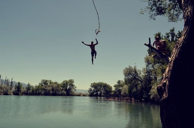 Местные жители прыгали с тарзанки в озеро.