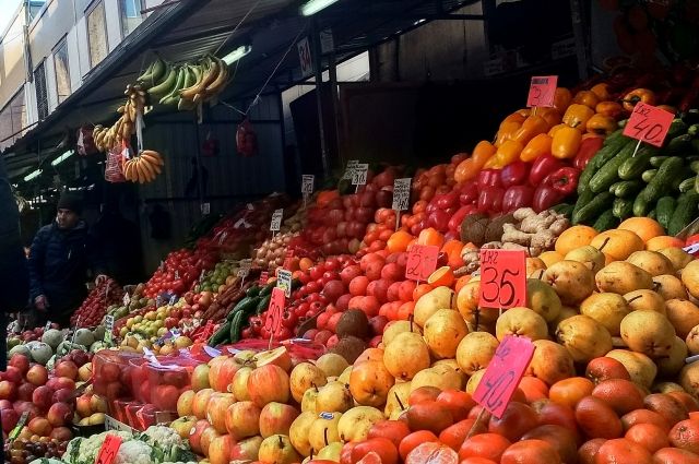 На рынке большой выбор овощей и фруктов.