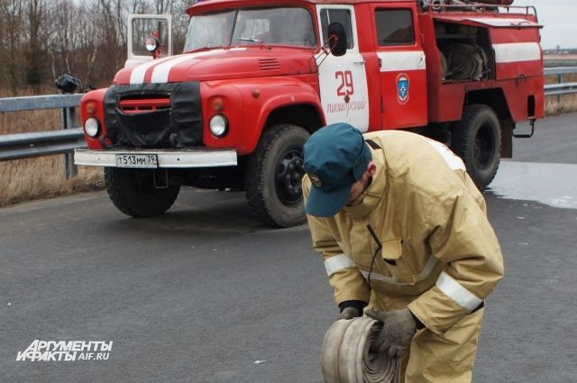 Пожарные вывели людей из горящего здания в центре Калининграда.