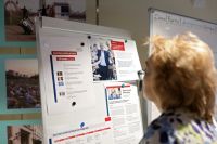 Посетитель у информационного стенда в предвыборном штабе Сергея Собянина.