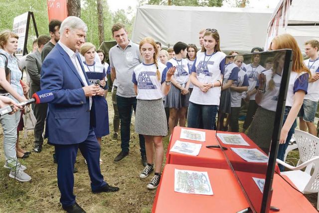 Александр Гусев побывал на «Форсайт-сессии», посетил площадки «Зодчество VRN» и «Добровольчество», пообщался с участниками форума.