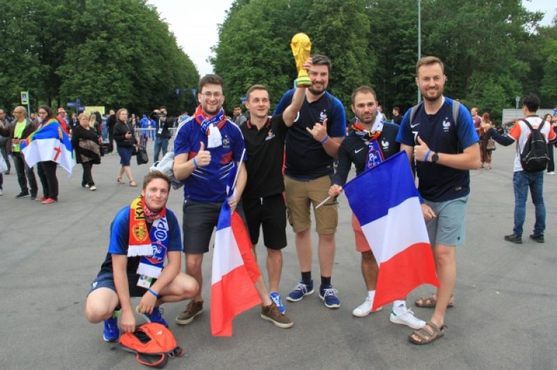 Французские болельщики уверены, что Кубок достанется их сборной!