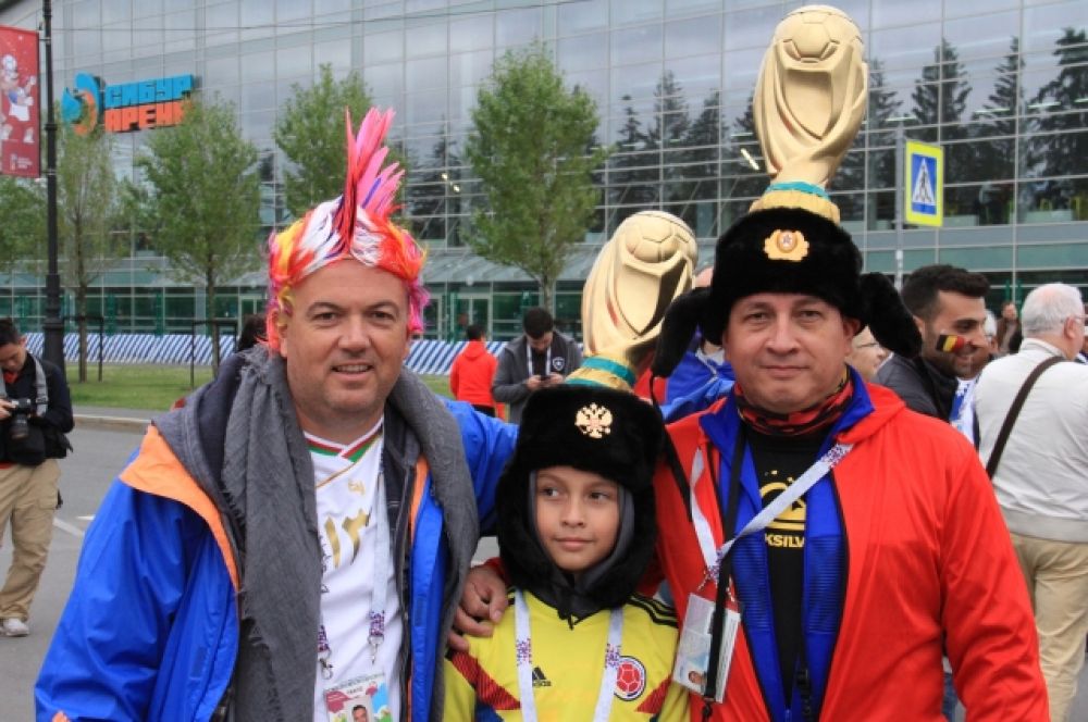 Эти болельщики усовершенствовали свои шапки-ушанки, приделав к ним Кубок ЧМ.