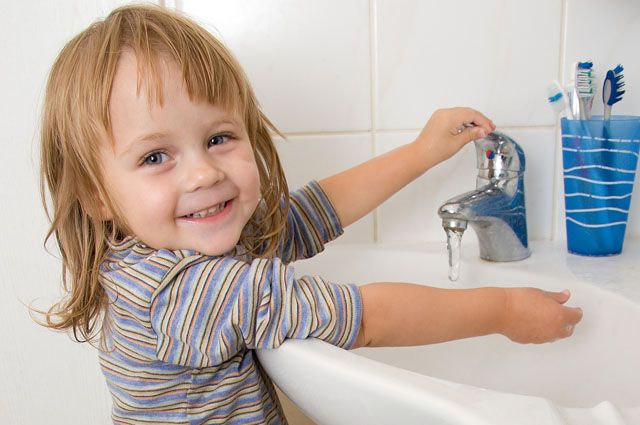 Приучите ребёнка чаще мыть руки.