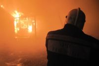 В Оренбурге пожарные потушили очередной расселенный дом.