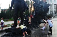Неработающий фонтан у памятника Мустаю Кариму облюбовали дети.