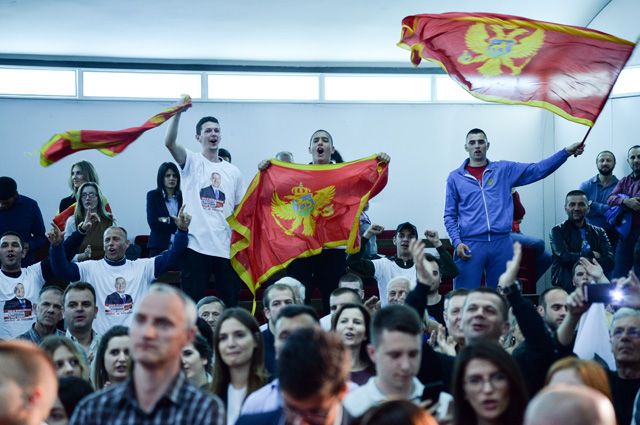 Люди радуются победе лидера Демократической партии социалистов Черногории Мило Джукановича в первом туре президентских выборов в Черногории. Апрель 2018 г.