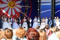 Семь пар многодетных семей заключили брак в рамках акции «Большая свадьба» на территории Музея - заповедника «Царицыно» на фестивале «Московская семья» в День семьи, любви и верности в Москве.