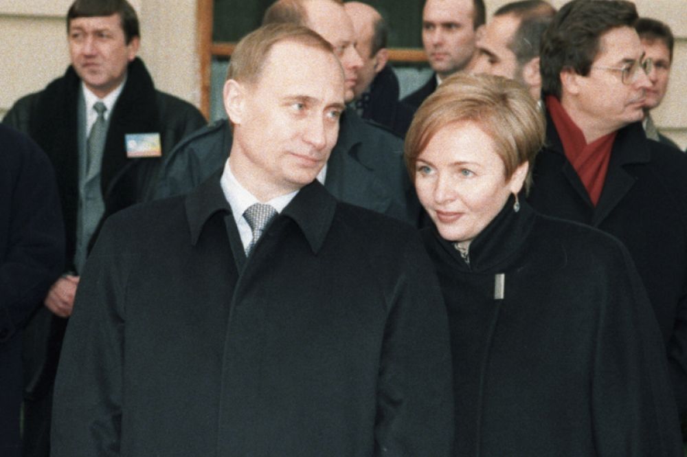 Владимир и Людмила Путины. В 1980 году их познакомил общий друг. Он позвал Путина в театр, а также пригласил Людмилу с ее подругой. На тот момент девушка работала стюардессой и прилетела в Ленинград всего на три дня. Спустя 3 года после знакомства Владимир Путин сделал Людмиле Шкребневой предложение. Их брак продолжался ровно 30 лет, у супругов двое взрослых дочерей — Мария и Катерина.