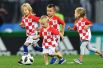 Дети игроков сборной Хорватии на поле после окончания полуфинального матча чемпионата мира по футболу.