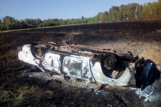 После ДТП в Кваркенском районе автомобиль полностью выгорел.