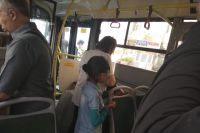 Девочка в автобусе просит милостыню.