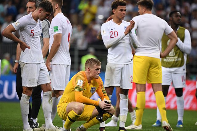 В центре: Вратарь Джордан Пикфорд (Англия) после полуфинального матча чемпионата мира по футболу между сборными Хорватии и Англии.