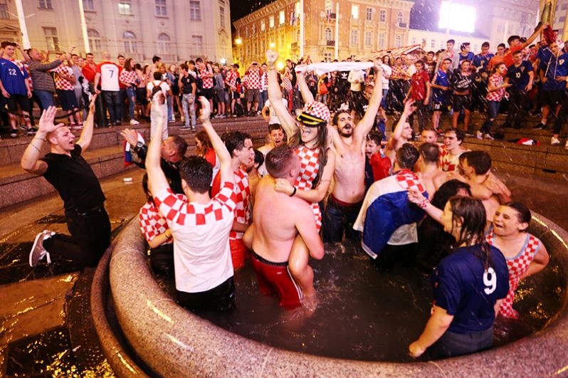 Хорватские болельщики празднуют победу в Загребе.
