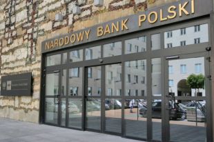 Польские банки начали обслуживать клиентов на украинском языке