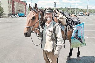 Цзин Ли и Караман, которого ему подарили в Карачаево-Черкесии.