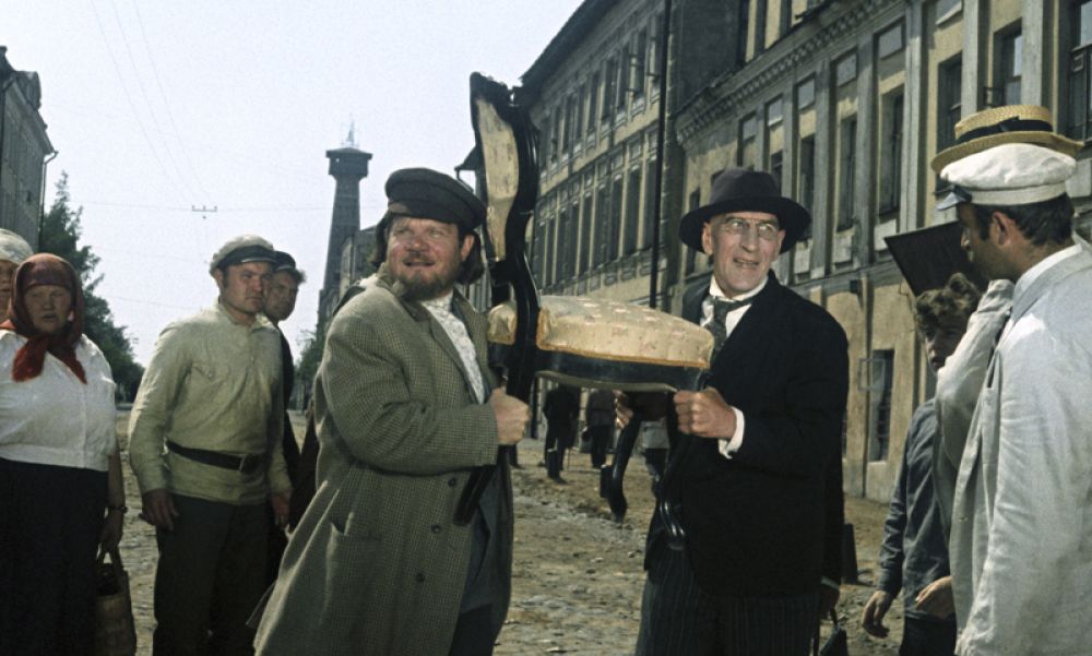 «12 стульев» (1971) — отец Фёдор.