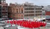 Современный американский художник Спенсер Туник  фотографирует обнаженных людей в красных накидках для своей инсталляции «Возвращение обнаженных» в Мельбурне, Австралия.