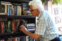 Ростовчане разных возрастов с удовольствием посещают книжный развал: покупают, просто читают, ищут в многочисленных отсеках полок что-то интересное.