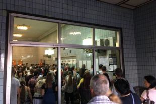 В метро Киева люди «запасаются» жетонами: у касс образовались очереди